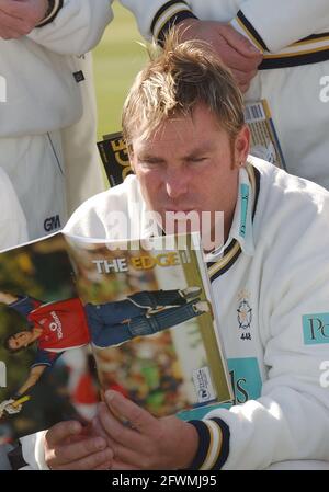 Hampshire Cricket Club, The Rosebwl,11/04/05 Captain Shane Warne liest das neue Magazin des Clubs, "The Edge", mit einem Bild ihres neuen Autogrammens Kevin Pietersen auf dem Frontcover. PIC MIKE WALKER 2005 Stockfoto