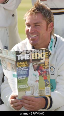 Hampshire Cricket Club, 11/04/05 Shane Warne posiert mit dem neuen Magazin des Clubs "The Edge" für Fotografen beim Pressetag des Clubs im Rosebwl. PIC MIKE WALKER 2005 Stockfoto