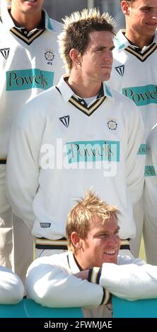 Hampshire Cricket Club, 11/04/05 Shane Warne und der neue Unterzeichner Kevin Pietersen posieren für Fotografen beim Pressetag des Clubs im Rosebwl. PIC MIKE WALKER 2005 Stockfoto