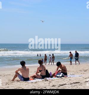 Freunde entspannen sich am Kure Beach, North Carolina. Stockfoto