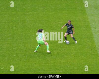 Frankfurt, Deutschland. Mai 2021. Barbara Dunst (28 Eintracht Frankfurt) kontrolliert den Ball beim Flyeralarm Frauen-Bundesliga-Spiel zwischen Eintracht Frankfurt und VfL Wolfsburg im Deutsche Bank Park in Frankfurt. Kredit: SPP Sport Pressefoto. /Alamy Live News Stockfoto