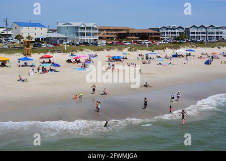 Massen füllen den Strand von Kure Beach, North Carolina. Stockfoto