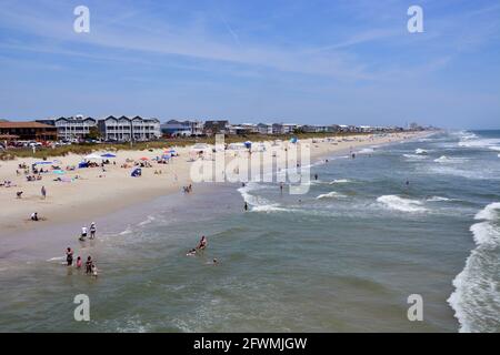 Massen füllen den Strand von Kure Beach, North Carolina. Stockfoto
