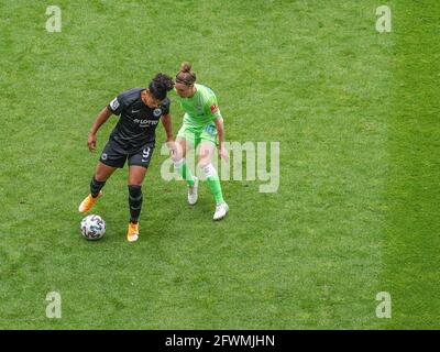 Frankfurt, Deutschland. Mai 2021. Shekiera Martinez (9 Eintracht Frankfurt) und Svenja Huth (10 VfL Wolfsburg) im Einsatz beim Flyeralarm Frauen-Bundesliga-Spiel zwischen Eintracht Frankfurt und VfL Wolfsburg im Deutsche Bank Park in Frankfurt. Kredit: SPP Sport Pressefoto. /Alamy Live News Stockfoto