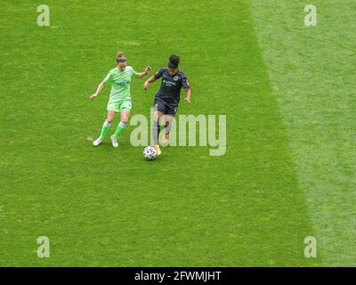 Frankfurt, Deutschland. Mai 2021. Shekiera Martinez (9 Eintracht Frankfurt) und Svenja Huth (10 VfL Wolfsburg) im Einsatz beim Flyeralarm Frauen-Bundesliga-Spiel zwischen Eintracht Frankfurt und VfL Wolfsburg im Deutsche Bank Park in Frankfurt. Kredit: SPP Sport Pressefoto. /Alamy Live News Stockfoto