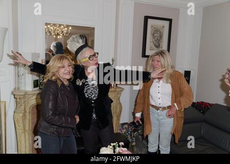 Paris, Frankreich. Mai 2021. Nicoletta, ORLAN und Anne Lettree besuchen während der Präsentation des MAKE ART COVID KUNSTPROJEKTS die Arty Show Stockfoto