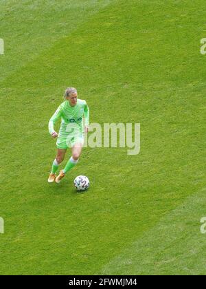 Frankfurt, Deutschland. Mai 2021. Lara Dickenmann (21 VfL Wolfsburg) im Einsatz während des Fyeralarm Frauen-Bundesliga-Spiels zwischen Eintracht Frankfurt und VfL Wolfsburg im Deutsche Bank Park in Frankfurt. Kredit: SPP Sport Pressefoto. /Alamy Live News Stockfoto