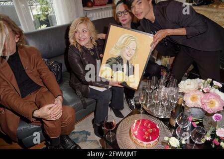 Paris, Frankreich. Mai 2021. Sängerin Nicoletta, ORLAN und Jeremy Bellet besuchen die Arty Show während der Präsentation des MAKE ART COVID ART Projekts Stockfoto