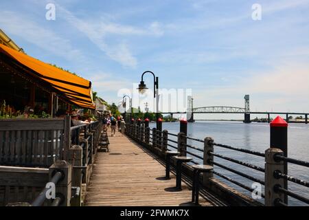 Der River Walk am Cape Fear River im historischen Stadtzentrum von Wilmington, North Carolina. Stockfoto