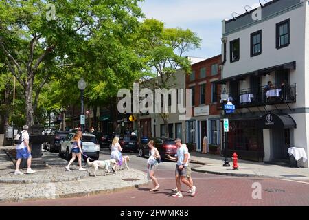 Markt- und Wasserstraßen in der historischen Innenstadt von Wilmington, North Carolina. Stockfoto