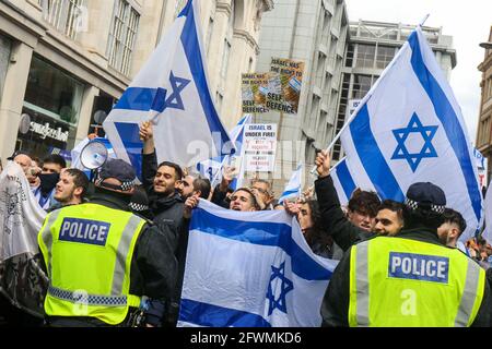 LONDON, ENGLAND, MAI 23 2021, Pro-Israel-Demonstranten versammeln sich vor der israelischen Botschaft in der High Street Kensington, London. Tage, nachdem Israel und die Hamas einen Waffenstillstand erreicht haben. Kredit: Lucy North/Alamy Live Nachrichten Stockfoto