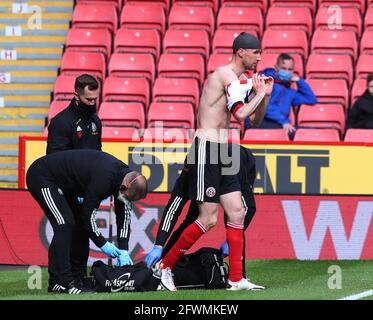 Sheffield, England, 23. Mai 2021. Chris Basham von Sheffield Utd legt ein sauberes Hemd nach seiner Kopfwunde während des Premier League-Spiels in Bramall Lane, Sheffield, an. Bildnachweis sollte lauten: Simon Bellis / Sportimage Kredit: Sportimage/Alamy Live News Stockfoto