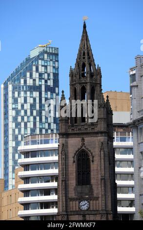 Liverpool Parish Church und Wolkenkratzer Stockfoto