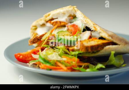 Mediterrane Stil Pitta mit würzigen Huhn, Gurke, Tomaten, Salat und Mayo-Sauce, leckeres Essen zubereitet Stockfoto