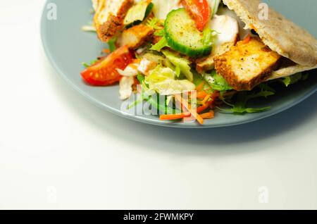 Mediterrane Stil Pitta mit würzigen Huhn, Gurke, Tomaten, Salat und Mayo-Sauce, leckeres Essen zubereitet Stockfoto