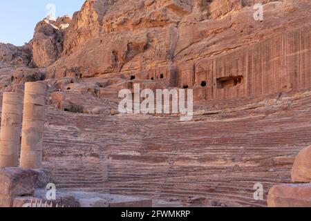 Ruinen des Petra-Theaters, die im 1. Jahrhundert von Nabatäern in der antiken Stadt Petra, J, am Fuße der Sandsteinfelsen geschnitzt und erbaut wurden Stockfoto