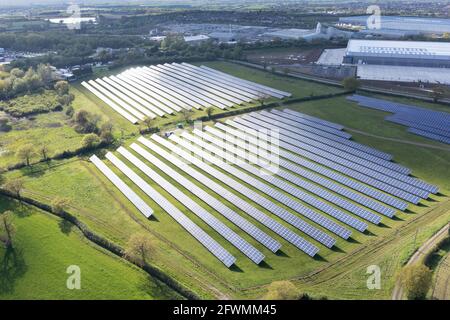 Luftaufnahme eines Solarparks in Großbritannien Stockfoto