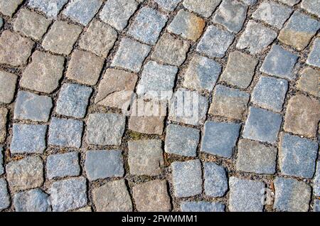 Fragment einer gepflasterten Kopfsteinpflasterstraße in Deutschland Stockfoto