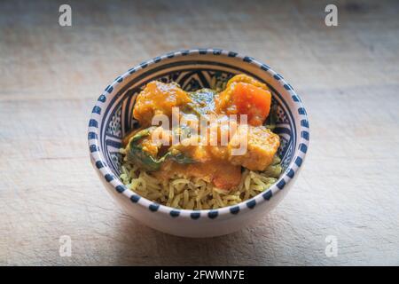 Vegetarisches Quorn-Hühnerfleisch mit Spinat Stockfoto