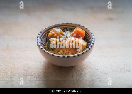 Vegetarisches Quorn-Hühnerfleisch mit Spinat Stockfoto