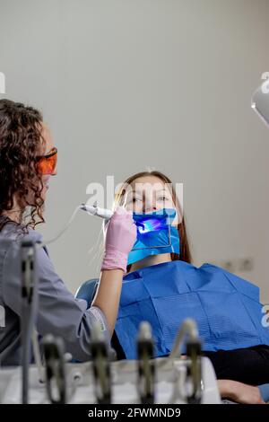 Laser Zahnaufhellung bei dantist Zimmer. Zähne, die für die Frau. Bleichen der Zähne beim Zahnarzt Klinik Stockfoto