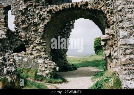 Blick auf die Landschaft durch einen Torbogen von Corfe Castle Stockfoto