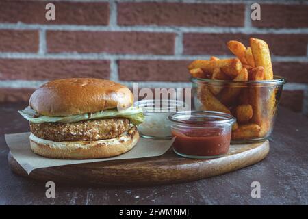 Nahaufnahme eines veganen Burger auf einem Holzbrett Stockfoto