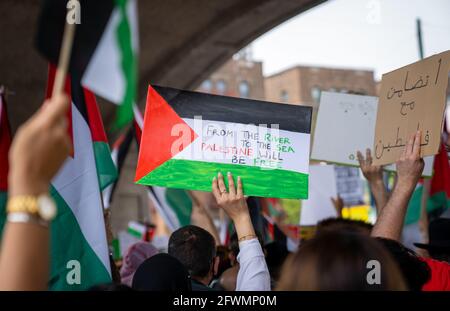 Free Palestine Rally in Queens im Lichte der laufenden Eskalierende Ereignisse und Waffenruhe zwischen Palästinensern in Gaza Und Israelis Stockfoto