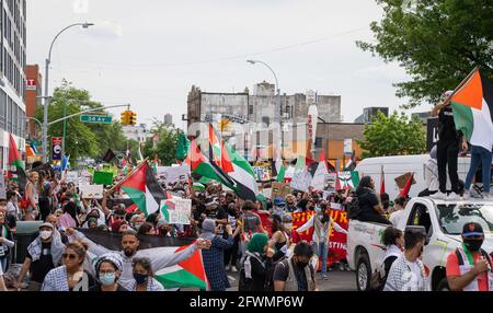 Stoppen Sie die asiatische Hate-Rallye im Columbus Park, Chinatown NYC. Zeichen Für Fremdenfeindlichkeit Stockfoto