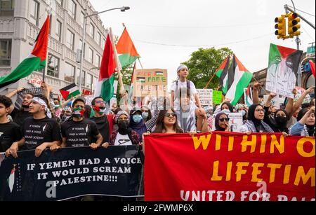 Free Palestine Rally in Queens im Lichte der laufenden Eskalierende Ereignisse und Waffenruhe zwischen Palästinensern in Gaza Und Israelis Stockfoto