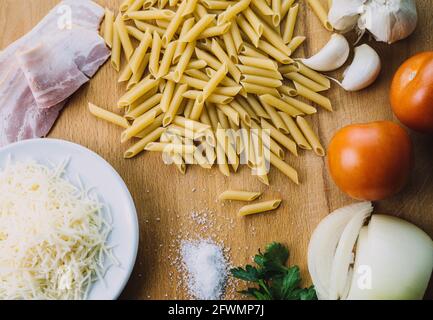 Verschiedene Zutaten zum Kochen von Makkaroni mit Sauce Stockfoto