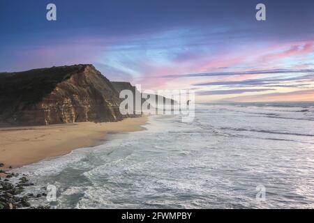 Luftaufnahme von einem Strand bei Sonnenuntergang. Stockfoto