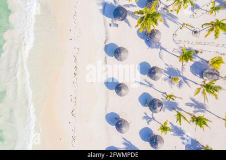 Luftaufnahme des tropischen Sandstrandes mit Palmen und Sonnenschirmen Bei Stockfoto