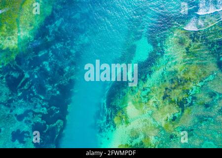 Luftaufnahme zu den Meereswellen. Blauer Wasserhintergrund. Dramatisches Kolo Stockfoto