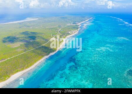 Luftaufnahme zu den Meereswellen. Blauer Wasserhintergrund. Dramatisches Kolo Stockfoto