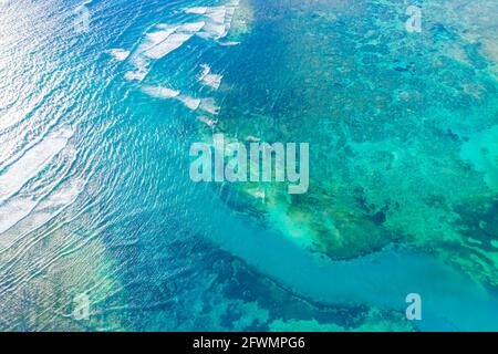 Luftaufnahme zu den Meereswellen. Blauer Wasserhintergrund. Dramatisches Kolo Stockfoto