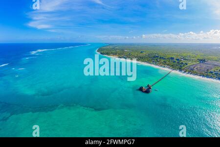 Luftaufnahme von Palmen am Sandstrand von Indian Meer bei Sonnenschein Stockfoto