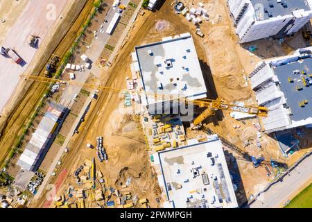 Baustelle mit Kranen. Bauarbeiter bauen Stockfoto