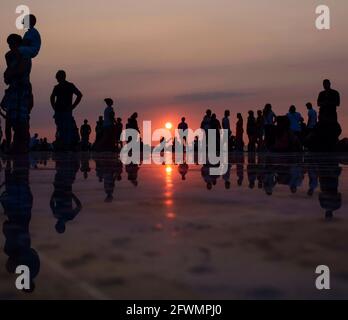 Der Sonnenuntergang Blick auf Grüße an die Sonne. Wahrzeichen in Zadar, Kroatien Stockfoto