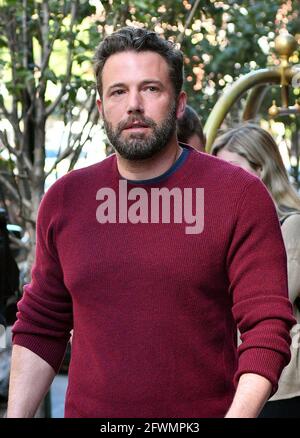 Manhattan, Vereinigte Staaten Von Amerika. Oktober 2016. NEW YORK, NY - 06. SEPTEMBER: Der Schauspieler Ben Affleck posiert mit Fans, als er am 7. Oktober 2016 in New York City ein Hotel in der Innenstadt verlässt.Personen: Ben Affleck Kredit: Storms Media Group/Alamy Live News Stockfoto