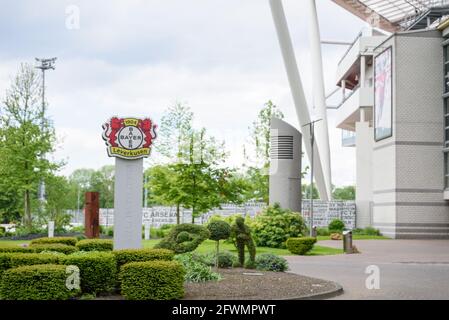 Leverkusen, Deutschland. Mai 2021. BayArena VIP-Eintritt mit Bayer 04 Leverkusen Vereinswappen, Leverkusen. Kredit: SPP Sport Pressefoto. /Alamy Live News Stockfoto