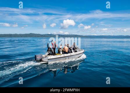 Taucher, die auf dem Schlauchboot in Raja tauchen möchten Ampat Stockfoto