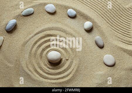 Zen-Muster in braunem Sand Stockfoto