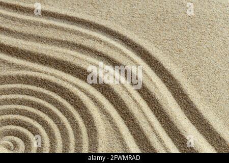 Zen-Muster in braunem Sand Stockfoto