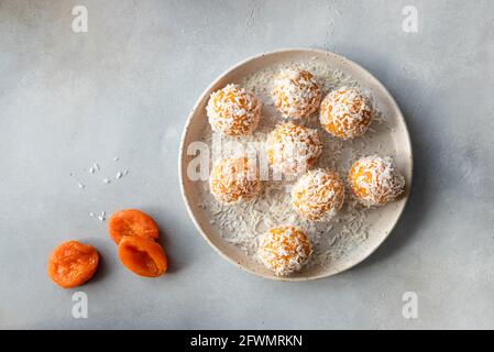 Vegane Energiekugeln in Keramikplatte Stockfoto