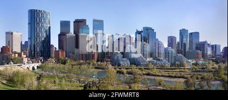 Skyline von Calgary mit Downtown Business District und Waterfront Wohnungen in Eau Claire entlang des Bow River. Blick von Crescent Heights Stockfoto