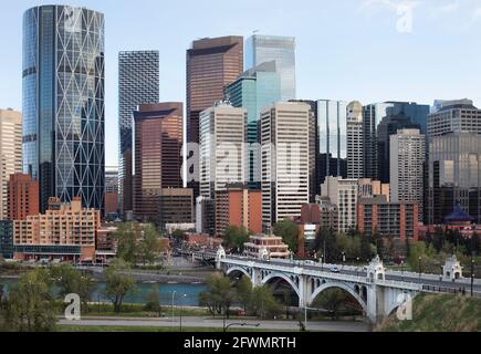 Skyline von Calgary mit Bow Tower und Centre Street Bridge über den Bow River. Blick auf die Innenstadt vom Rotary Park. Stockfoto