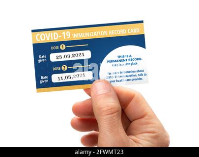 Impfpass Covid-19 an der Hand gehalten. Covid-Impfpass oder Impfnachweis für vollständig geimpfte Personen mit erstem und zweitem Impfpass Stockfoto