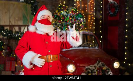 Porträt des weihnachtsmannes in einer Schutzmaske. Winterurlaub während der Coronavirus-Pandemie Stockfoto