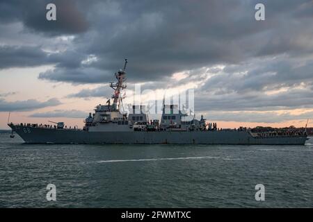 Der Zerstörer der US Navy USS the Sullivans (DDG 68) segelt am 22. Mai 2021 in der Abenddämmerung von Portsmouth, Großbritannien, als Teil der britischen Carrier Strike Group. Stockfoto